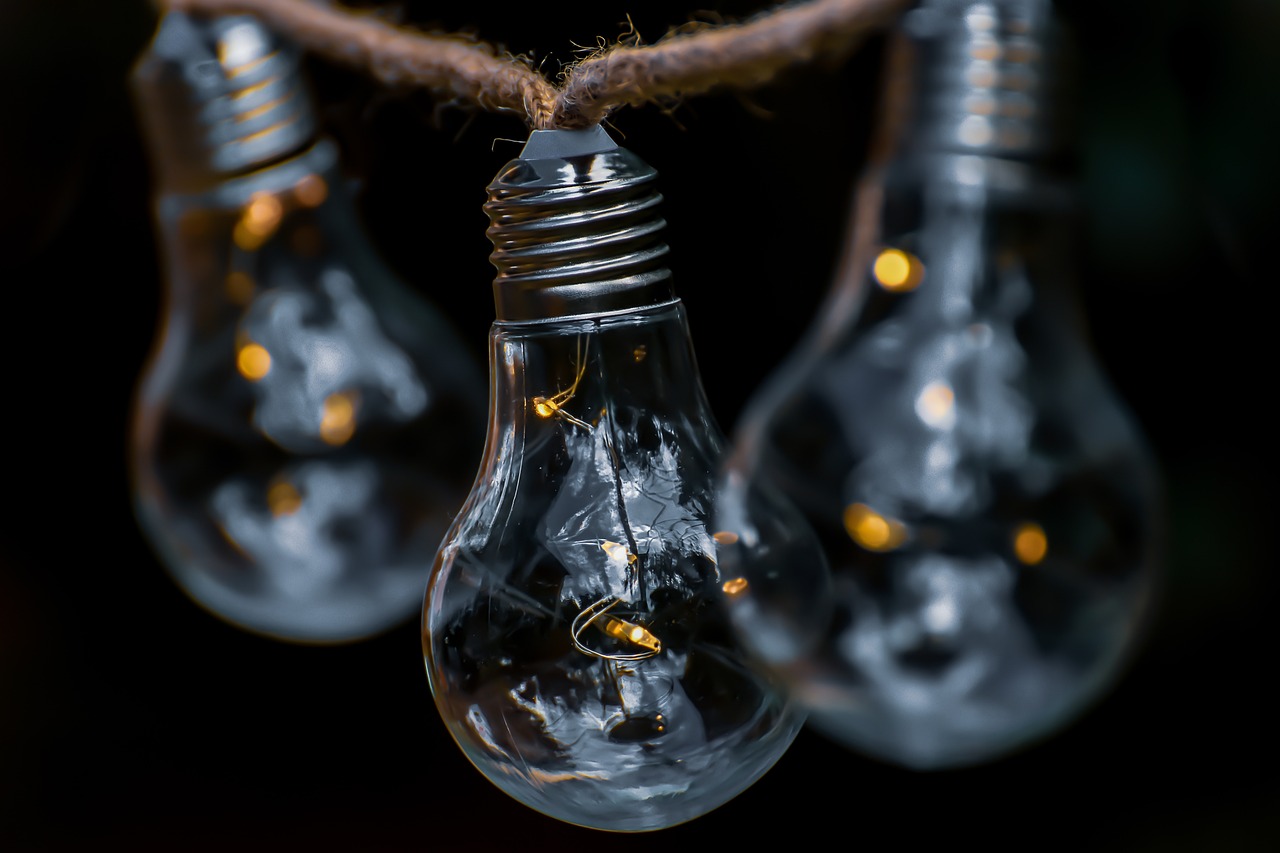 tři žárovky