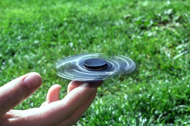 Fidget spinner na prstě