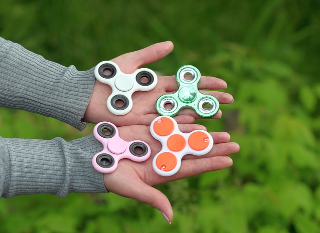 čtyři Fidget spinnery